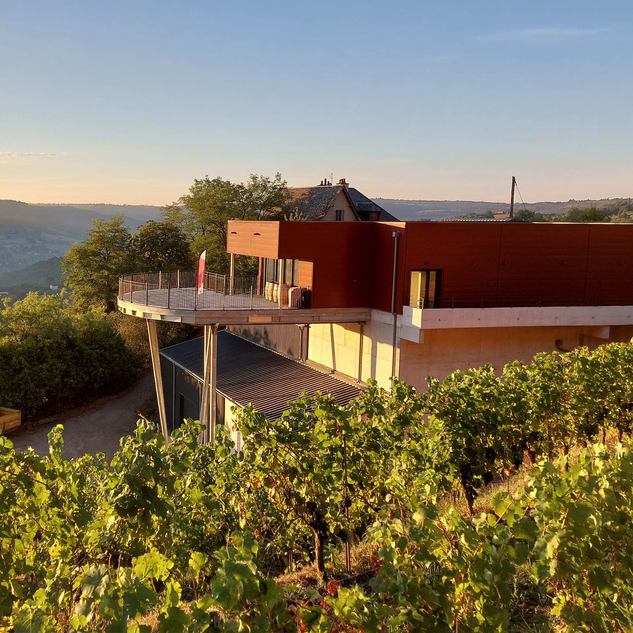 Le chai du Domaine du Cros dans le vallon de Marcillac
